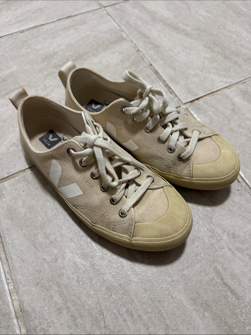 Veja Low-Top Sneakers in Beige and White 7